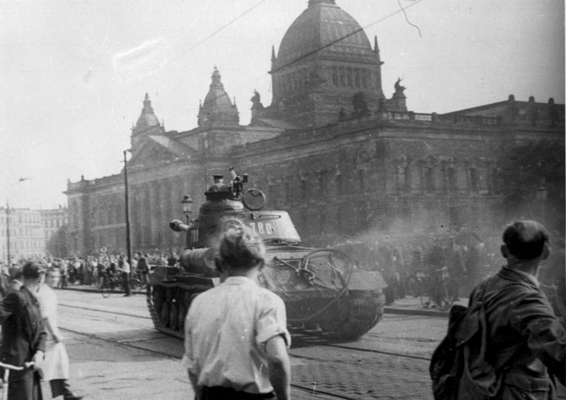 Bundesarchiv_Bild_175-14676,_Leipzig,_Reichsgericht,_russischer_Panzer.jpeg