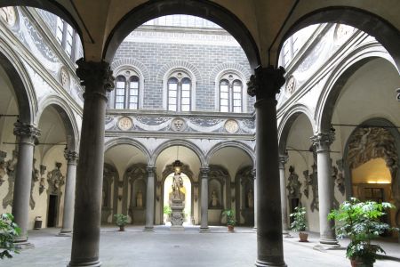 15-Palazzo_Medici_courtyard.jpg